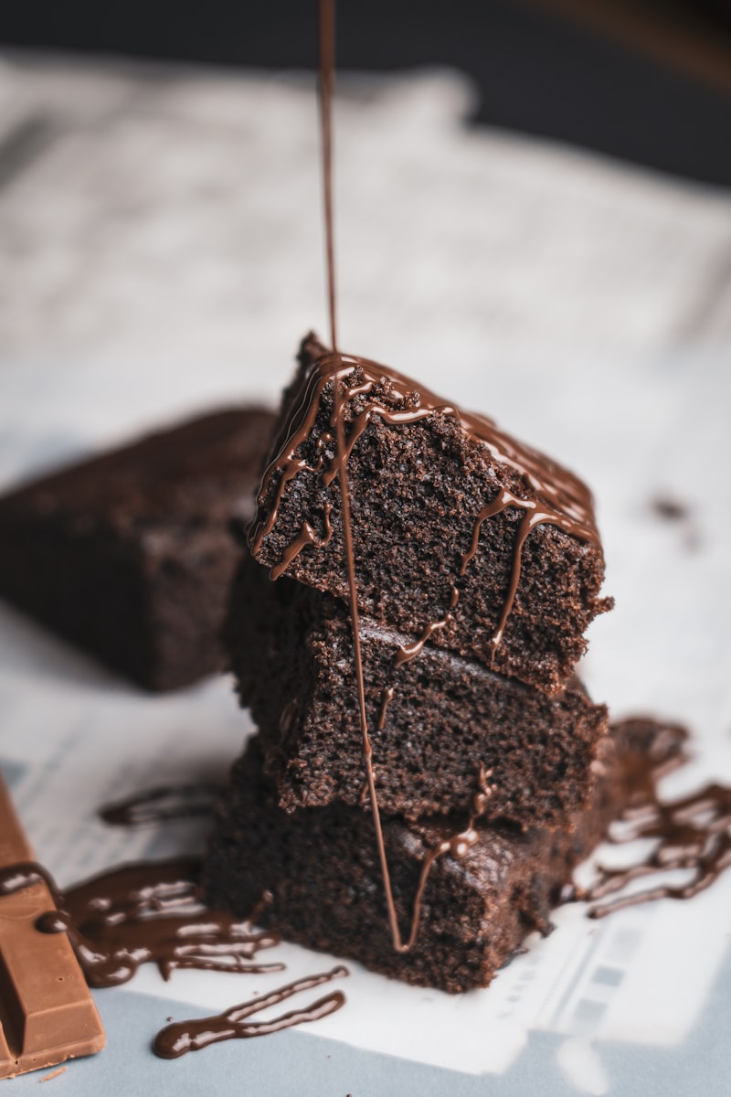 Fatia de bolo de brigadeiro